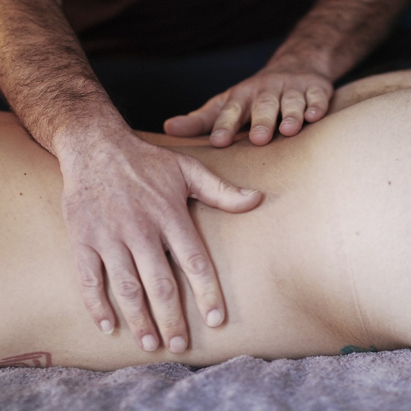 A10 - Massage tantrique  dos, par Bruno Deck, masseur tantrique à Perpignan © Hélène Toulet