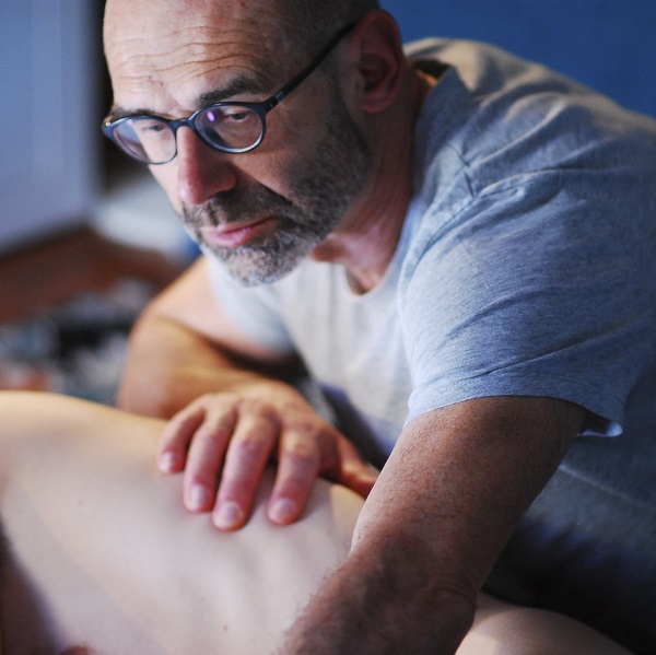 MT1 - Un masseur en action Bruno Deck (Matanoma) - Massage tantrique Perpignan ©Hélène Toulet