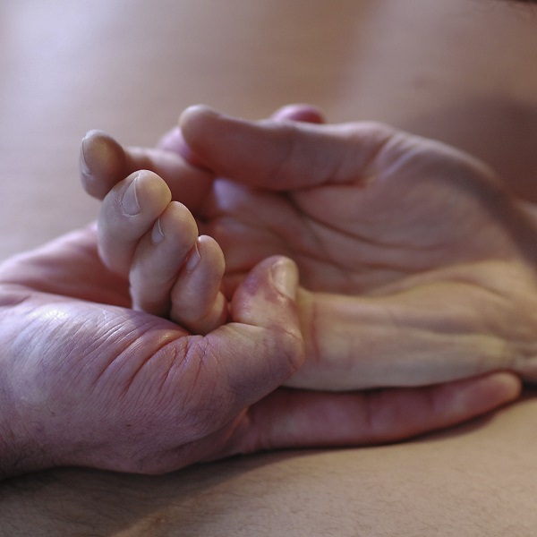 MT10 - Massage de main, par Bruno Deck - Massage tantrique à domicile © Hélène Toulet