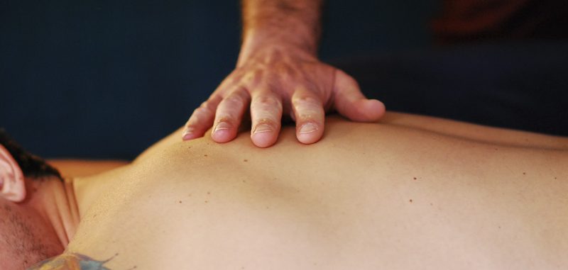 The importance of touch in massage — hands, Bruno Deck-Aimé © Hélène Toulet